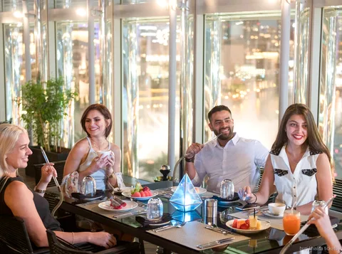 Pasto in tre portate servito come parte del biglietto cena del Burj Khalifa