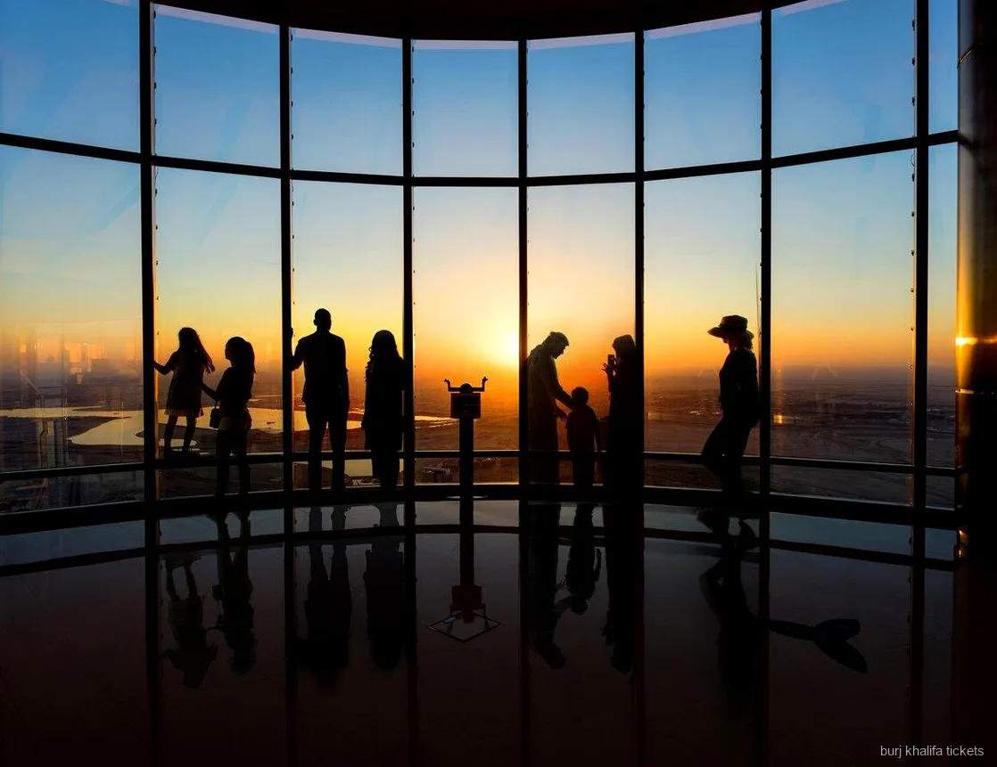 Vista dalla terrazza panoramica del Burj Khalifa al Livello 124 su Downtown Dubai