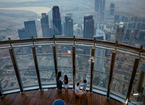 Burj Khalifa fast track ticketbezitters op de kijkverdieping van niveau 125