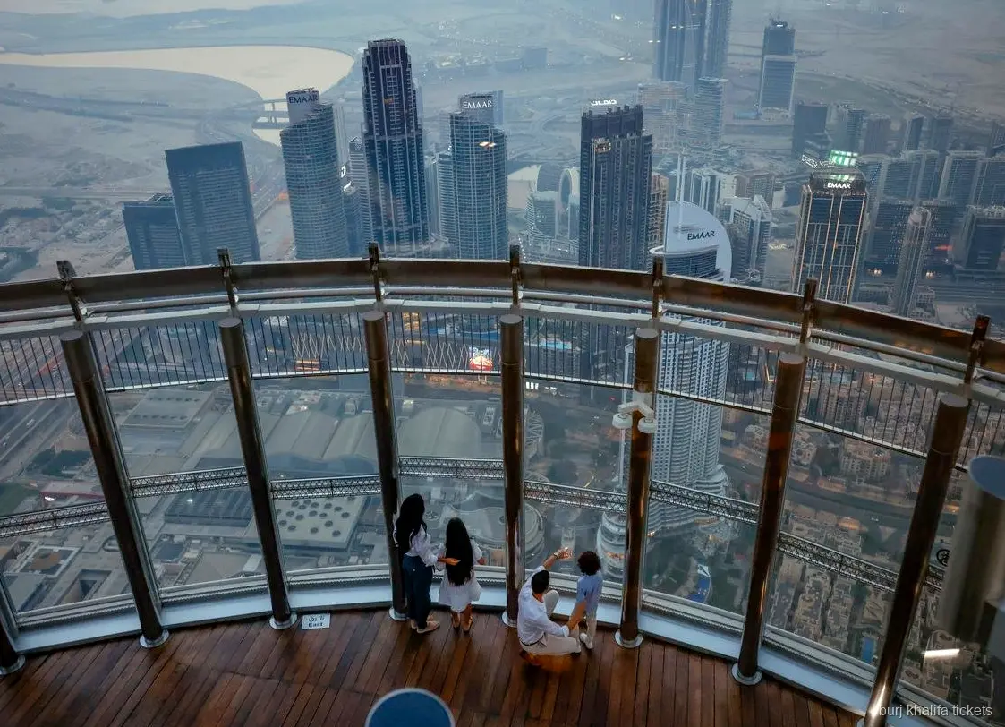Burj Khalifa fast track ticketbezitters op de kijkverdieping van niveau 125