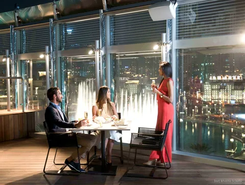 Widok na Dubai Fountain z restauracji w bilecie na kolację w Burj Khalifa