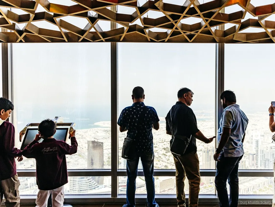 Zona SKY Lounge incluida en la entrada al piso 148 del Burj Khalifa