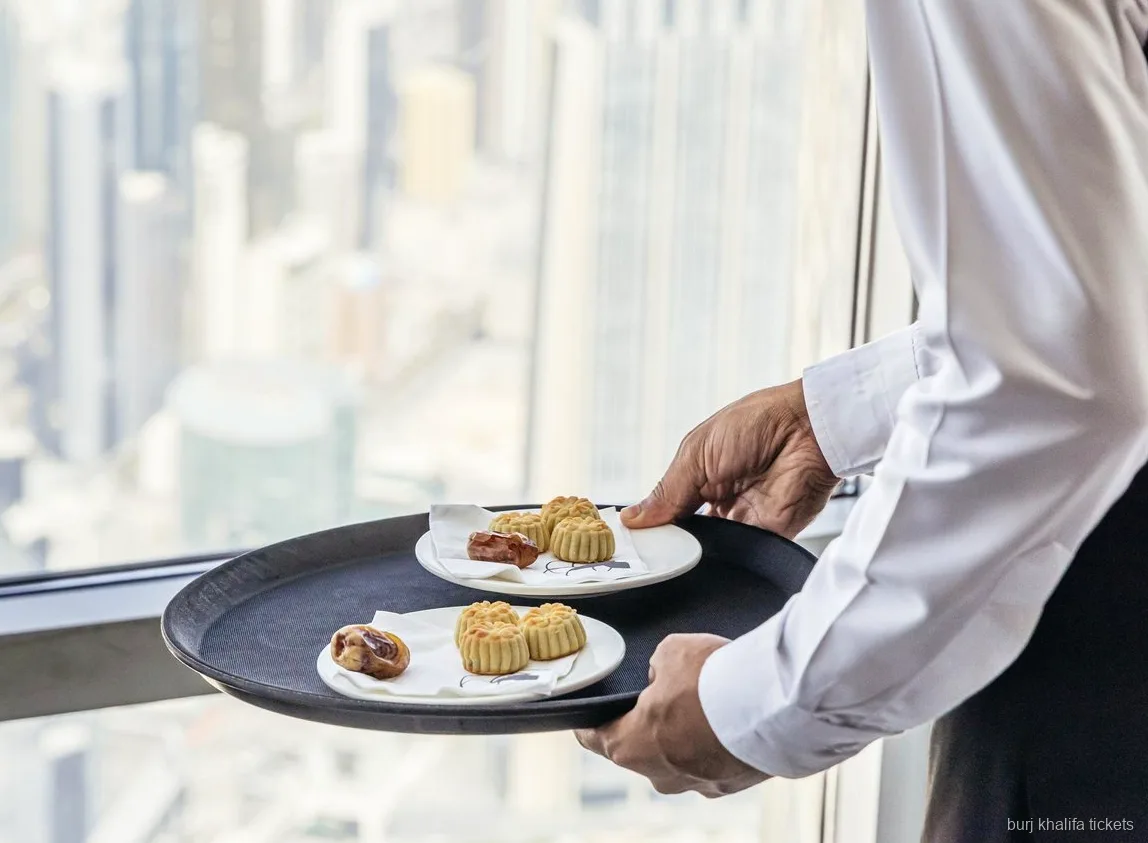 Estaciones interactivas incluidas en la entrada SKY piso 148 del Burj Khalifa