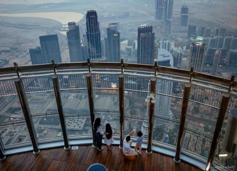 Besucher mit Burj Khalifa Tickets auf der Aussichtsetage Level 125