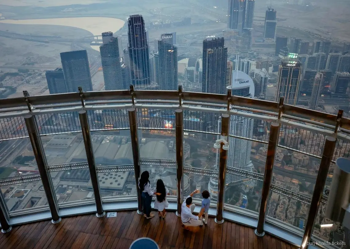 Bezoekers met Burj Khalifa tickets op de kijkverdieping van niveau 125