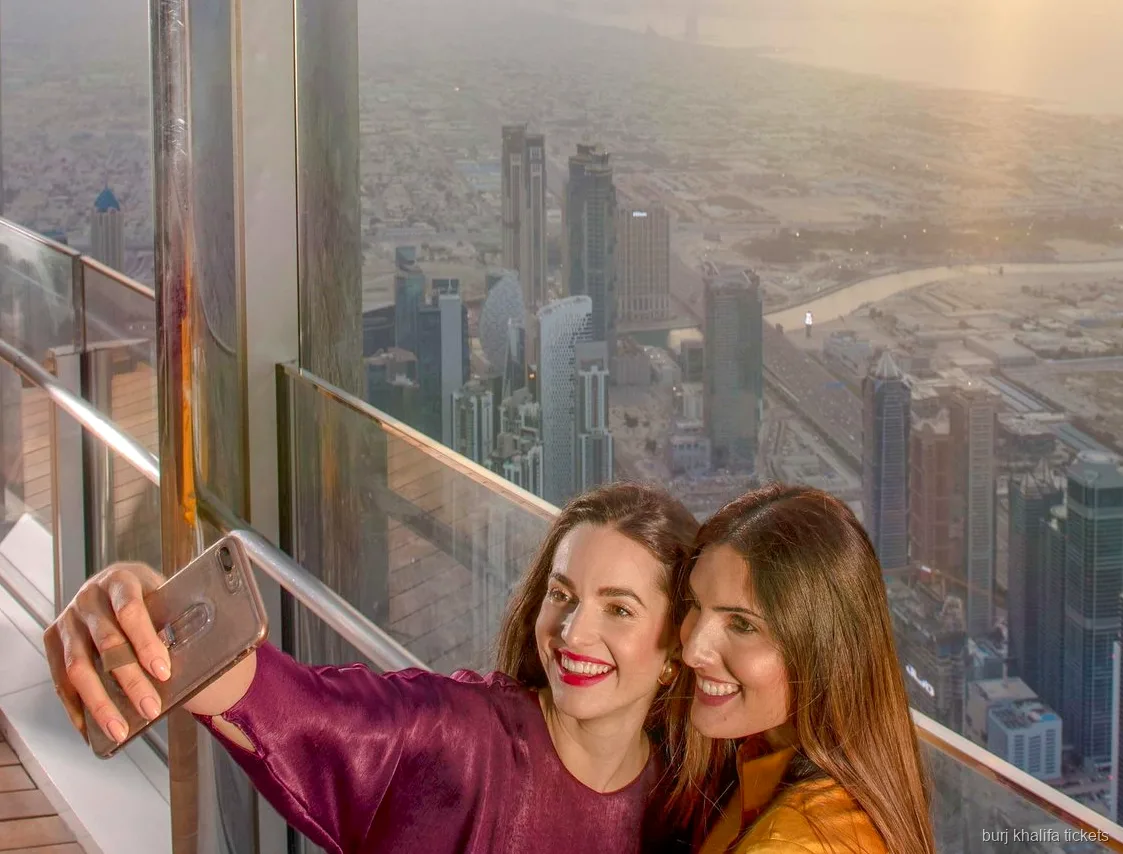 Widok z zewnętrznego tarasu z poziomu 152 VIP Lounge Burj Khalifa
