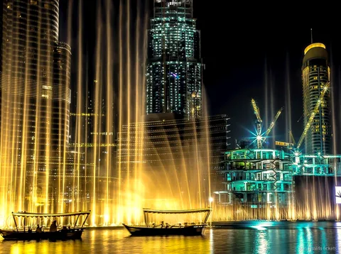 Spettacolo della Dubai Fountain visto dal giro in barca sul Burj Lake vicino al Burj Khalifa