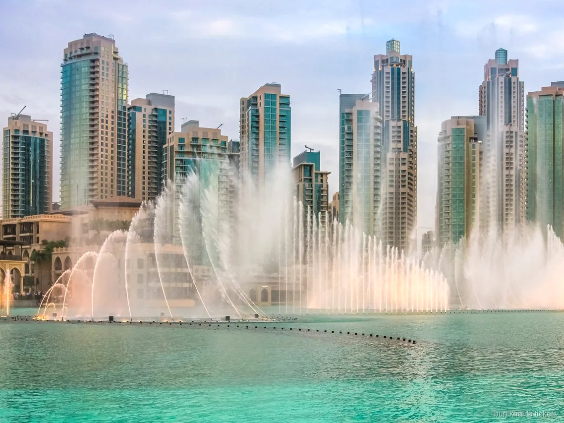 Vista dello skyline del Burj Khalifa dalla barca del giro con spettacolo della fontana