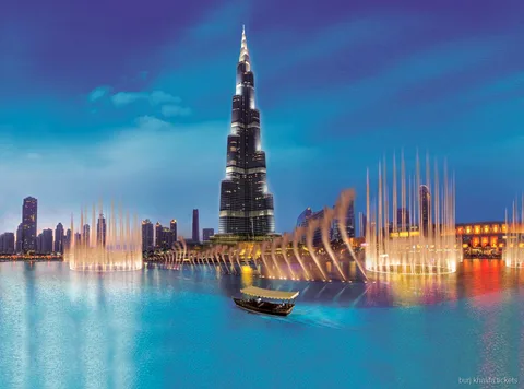 Tradycyjna łódź abra na Burj Lake blisko Burj Khalifa