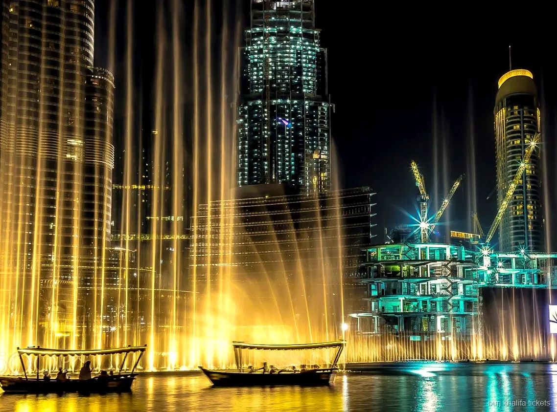 Spectacle de la Dubai Fountain vu depuis la balade sur Burj Lake près du Burj Khalifa