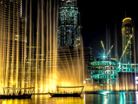 Dubai Fountain Show gesehen von der Burj Lake Bootsfahrt nahe dem Burj Khalifa