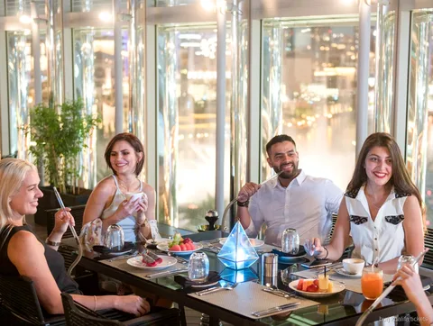 Menú de 3 platos servido como parte de la entrada de cena del Burj Khalifa
