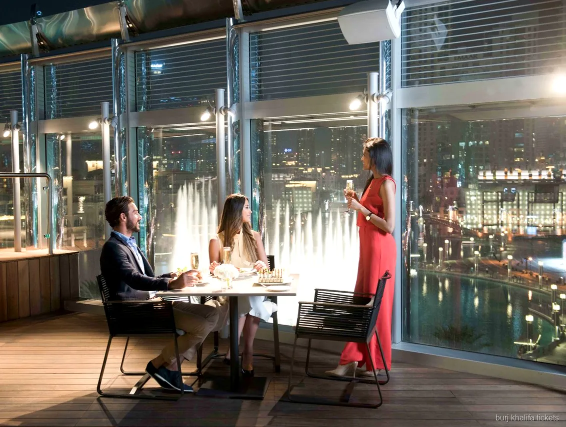Vista de la Dubai Fountain desde el restaurante de la entrada de cena del Burj Khalifa