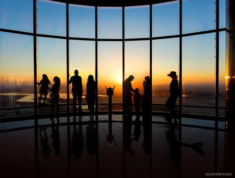 Vista desde la terraza de observación del nivel 124 del Burj Khalifa sobre Downtown Dubai