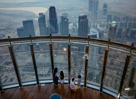 Visitantes con entradas al Burj Khalifa en el mirador del nivel 125