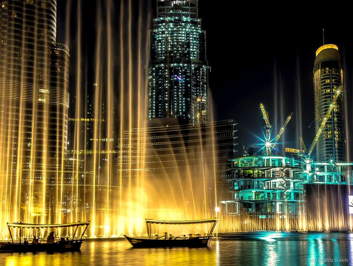 Espectáculo de la Dubai Fountain visto desde el paseo en barco por Burj Lake cerca del Burj Khalifa