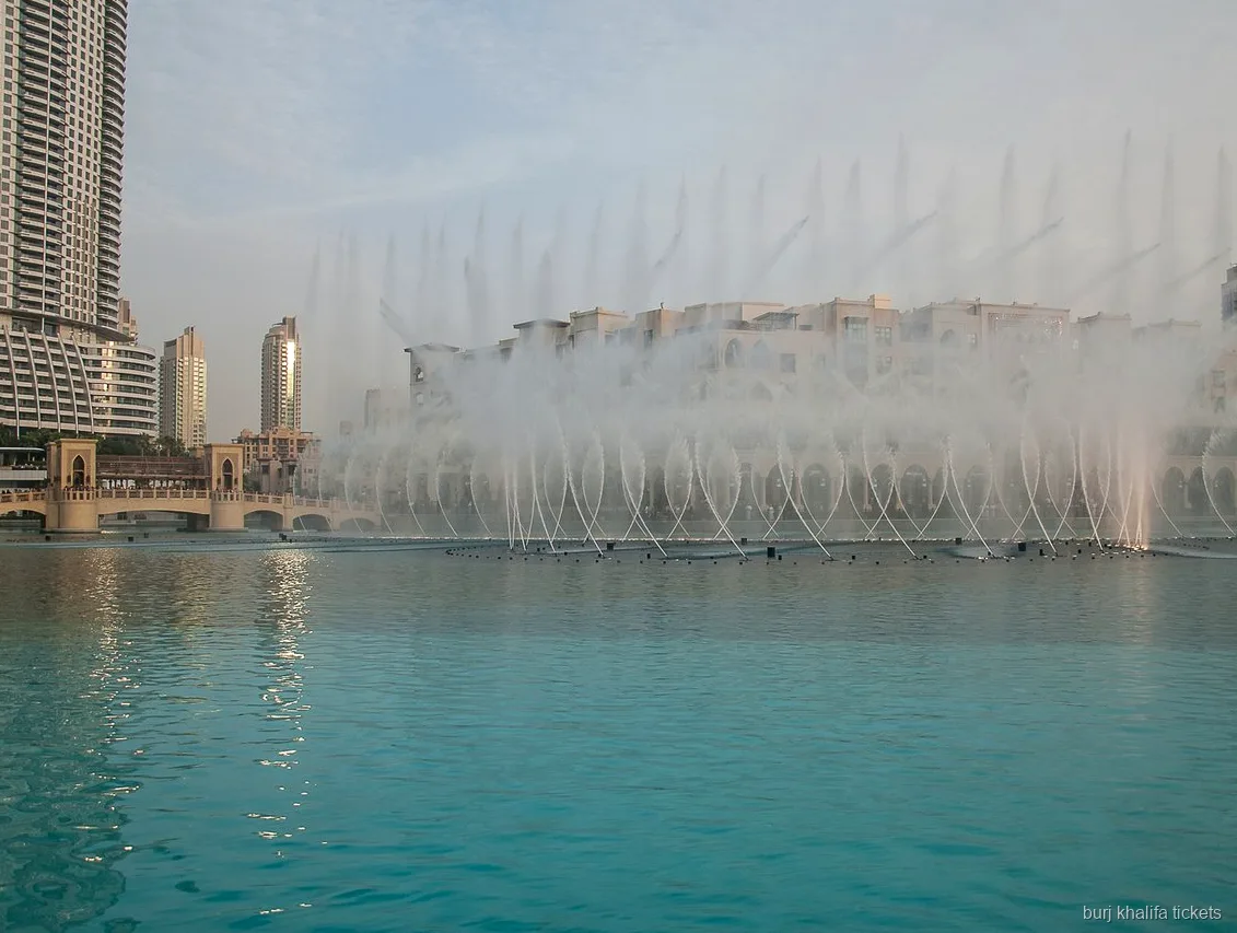 Pasajeros en el paseo en barco de Burj Lake viendo el espectáculo de la fuente